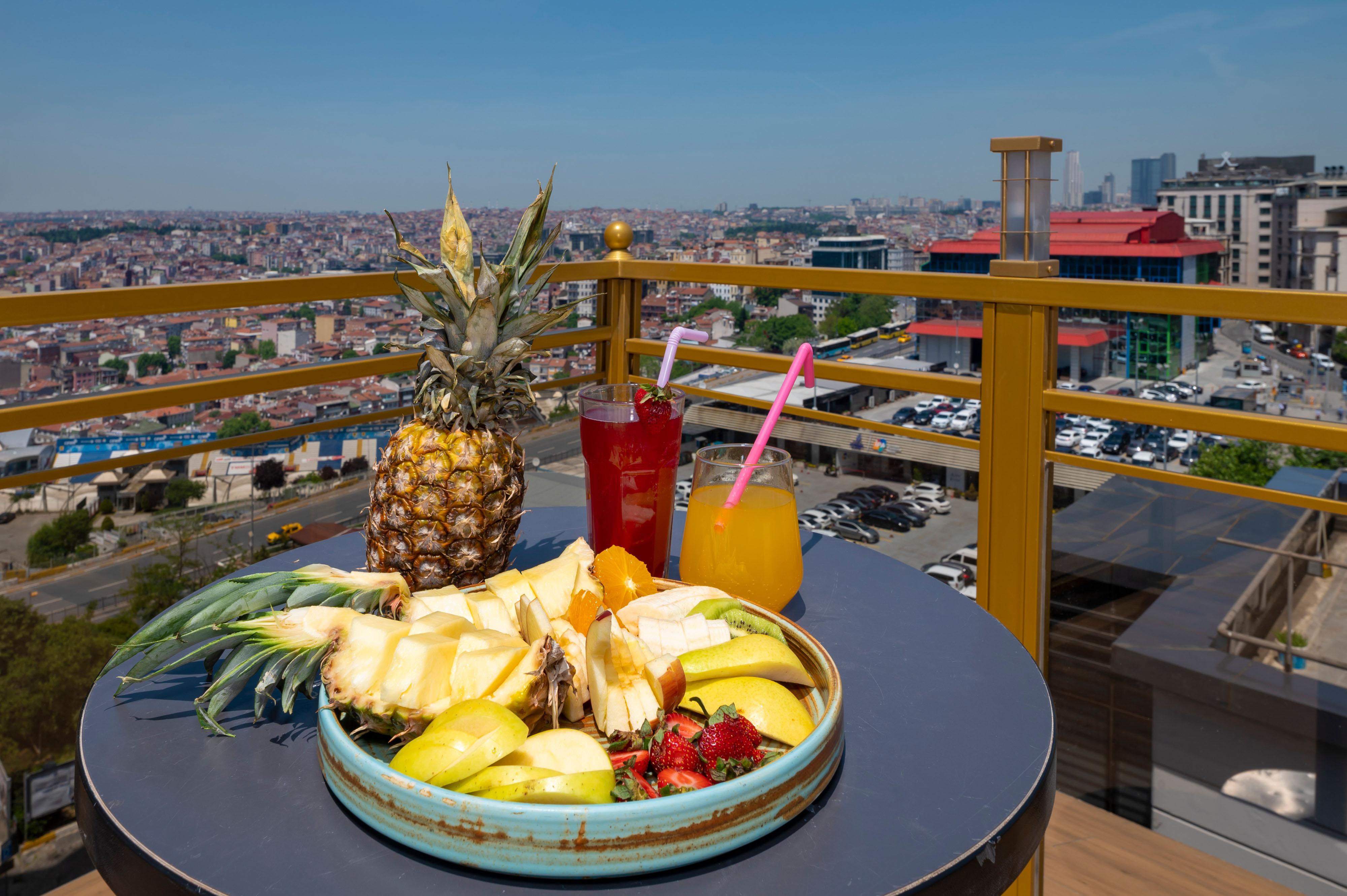 Ramada By Wyndham Istanbul Pera Taksim Otel Dış mekan fotoğraf The view from the balcony of the hotel