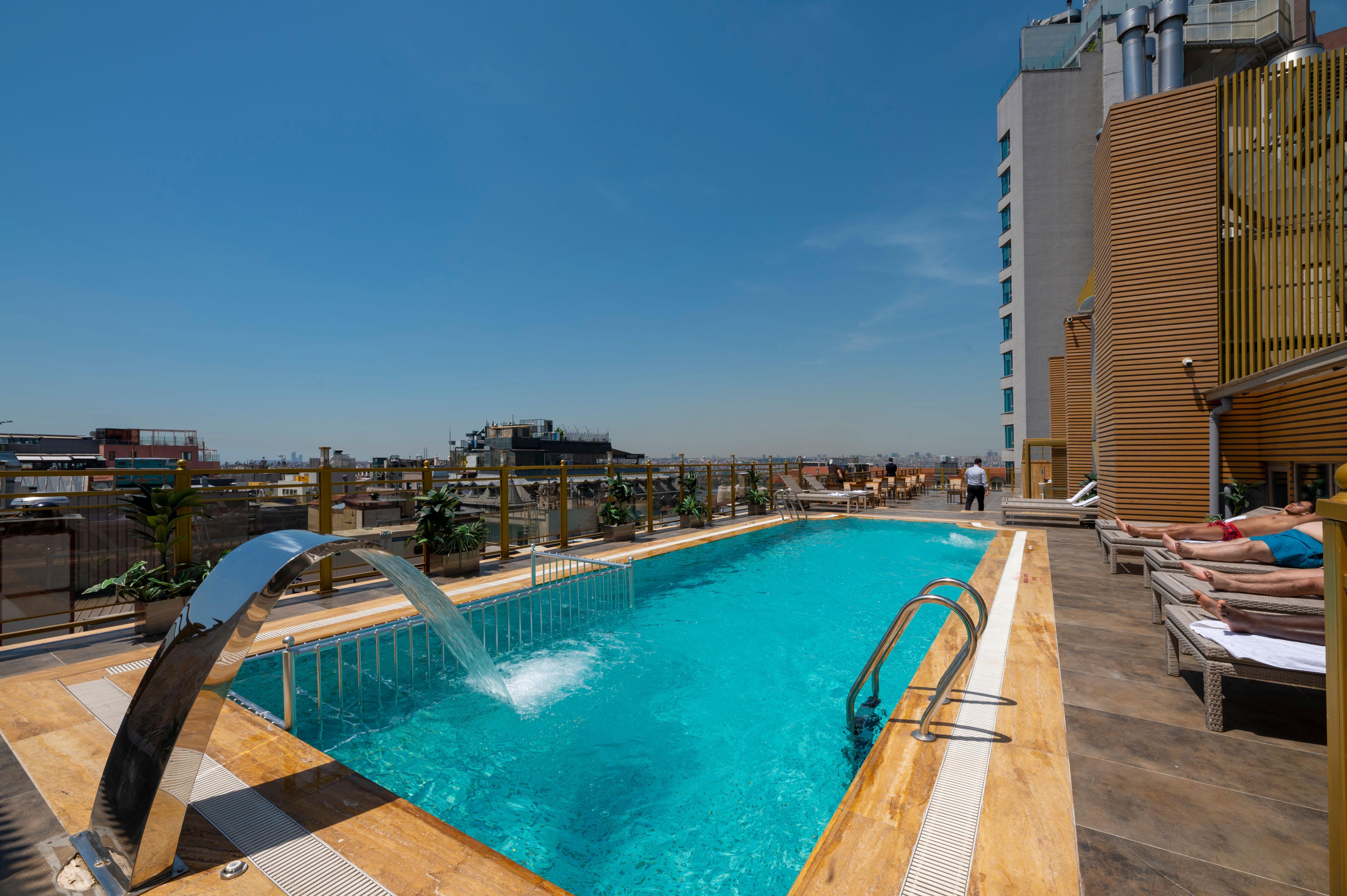 Ramada By Wyndham Istanbul Pera Taksim Otel Dış mekan fotoğraf Rooftop pool