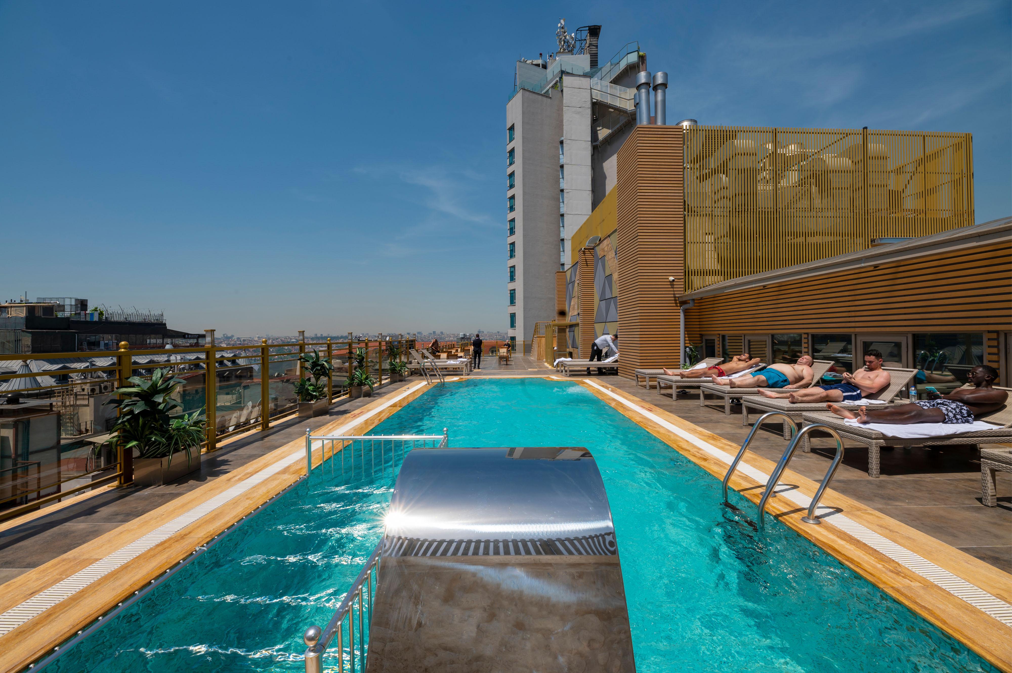 Ramada By Wyndham Istanbul Pera Taksim Otel Dış mekan fotoğraf Rooftop pool