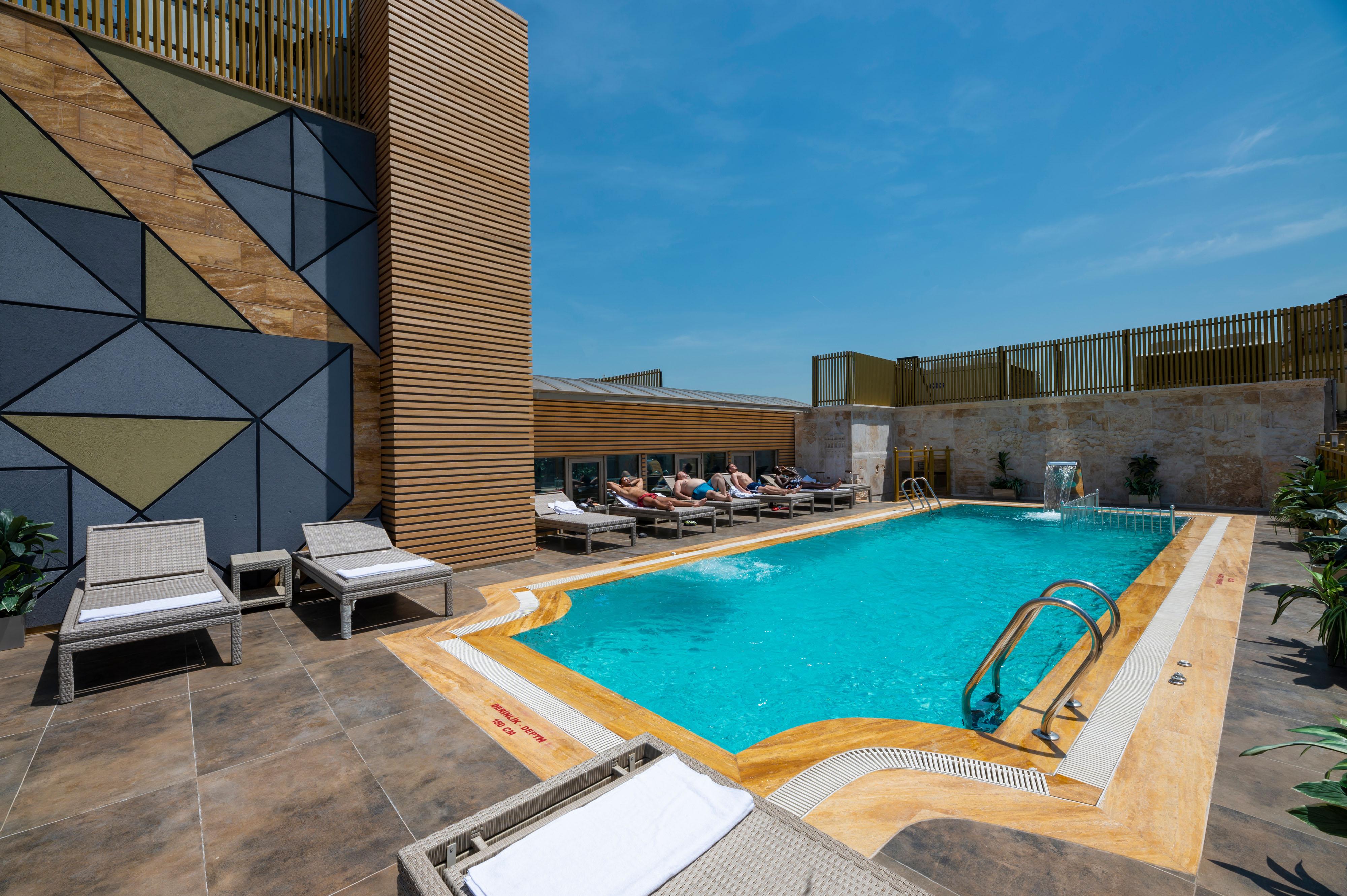 Ramada By Wyndham Istanbul Pera Taksim Otel Dış mekan fotoğraf Rooftop pool