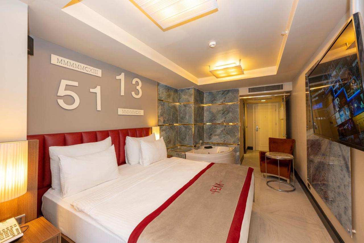 Ramada By Wyndham Istanbul Pera Taksim Otel Dış mekan fotoğraf A room at the hotel