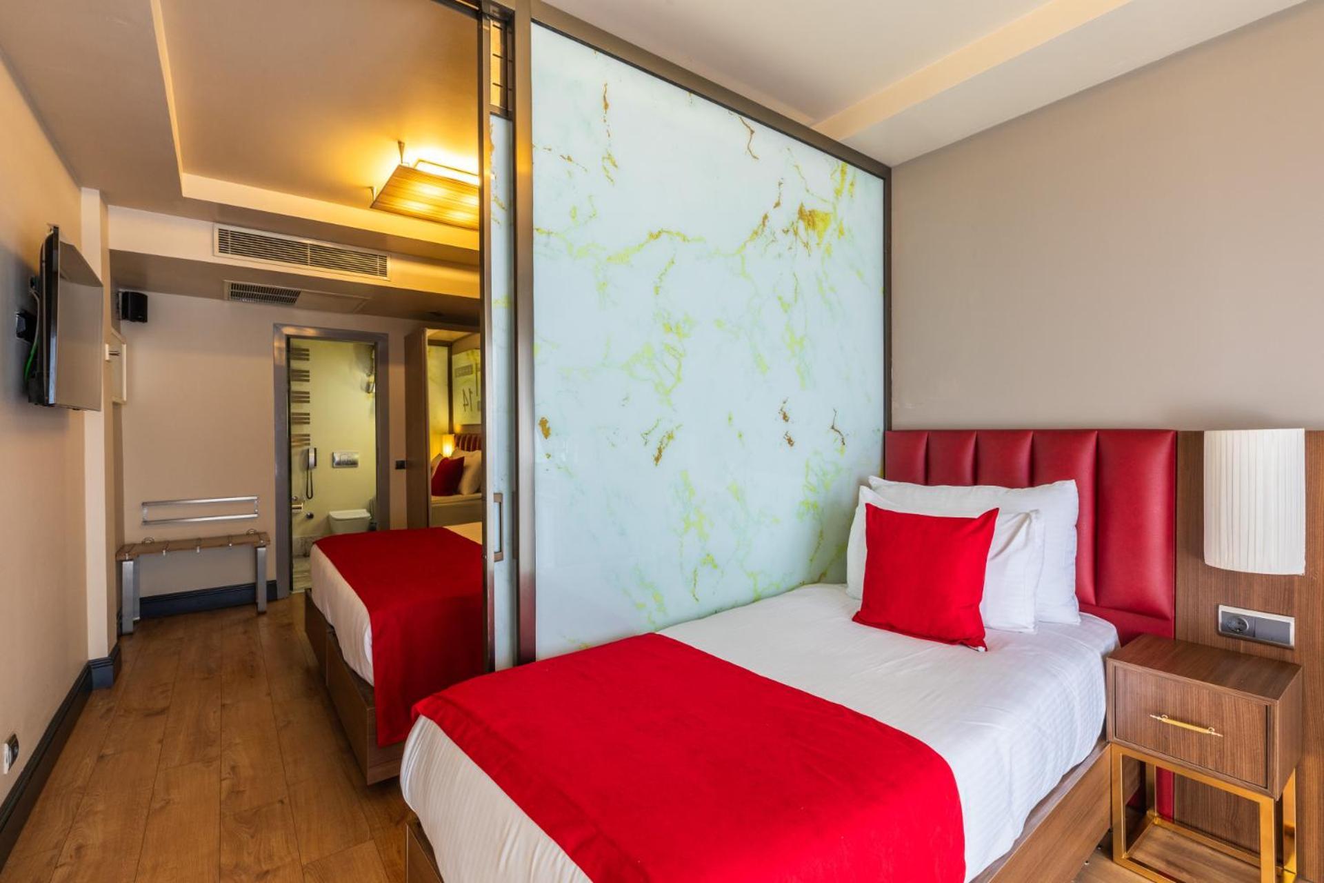 Ramada By Wyndham Istanbul Pera Taksim Otel Dış mekan fotoğraf A room at the hotel