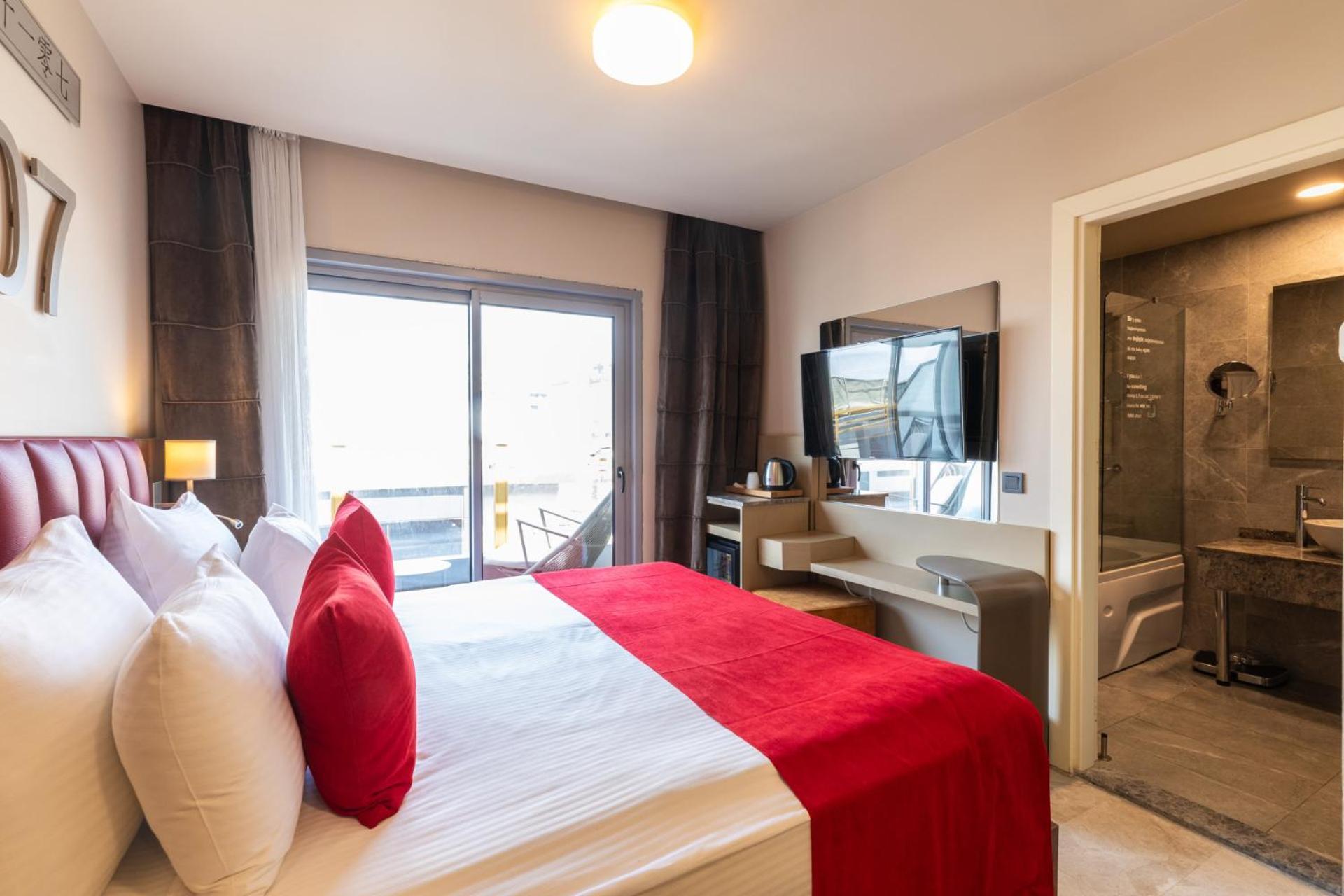 Ramada By Wyndham Istanbul Pera Taksim Otel Dış mekan fotoğraf A room at the hotel