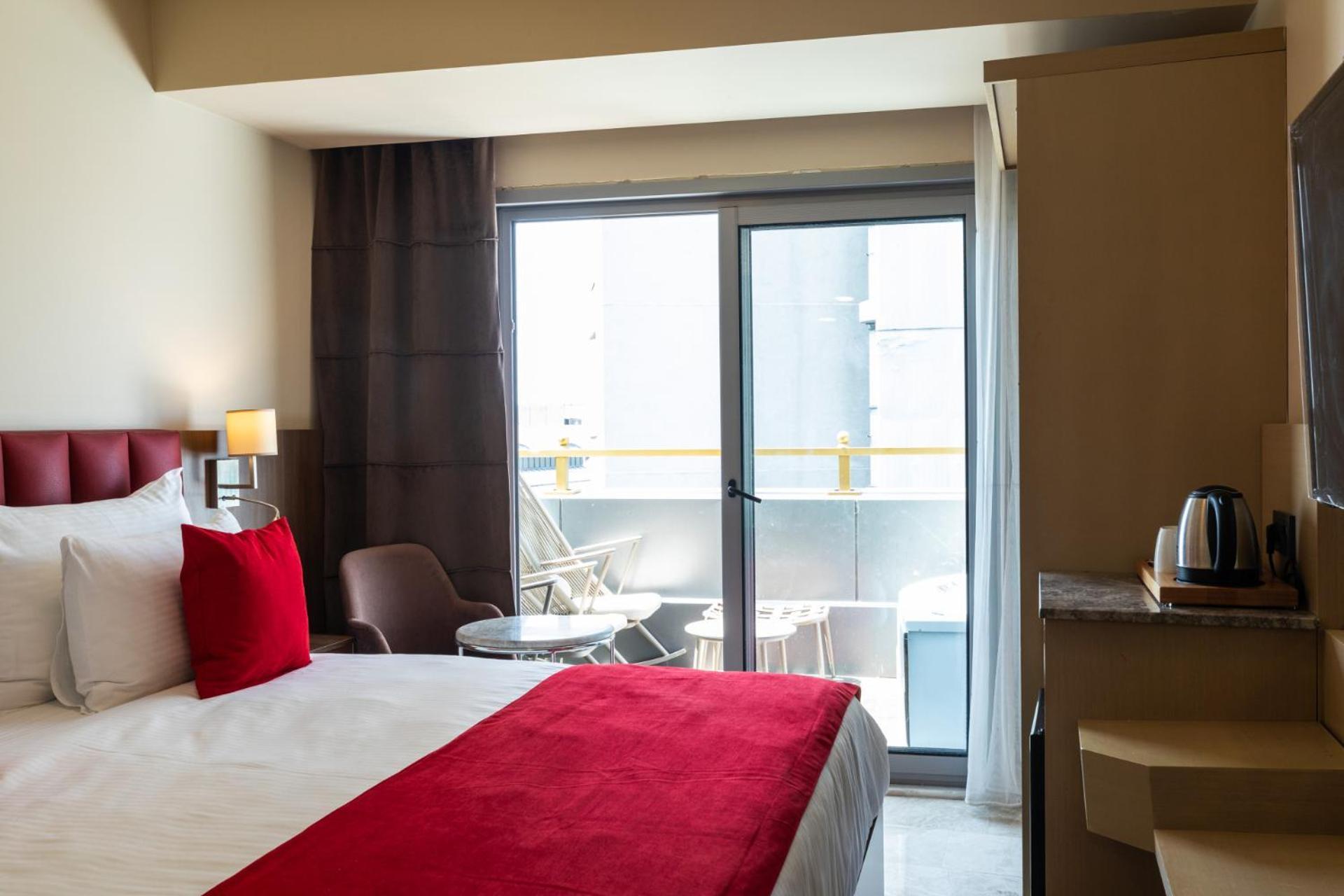 Ramada By Wyndham Istanbul Pera Taksim Otel Dış mekan fotoğraf A room at the hotel